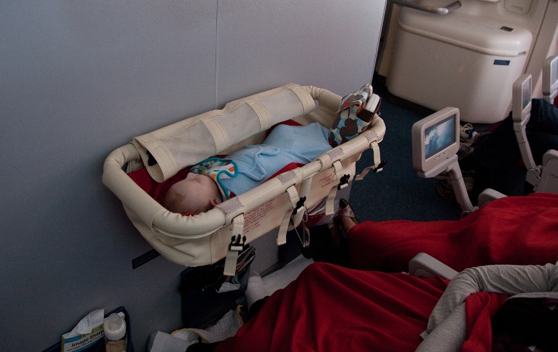 Дитяча люлька в літаку